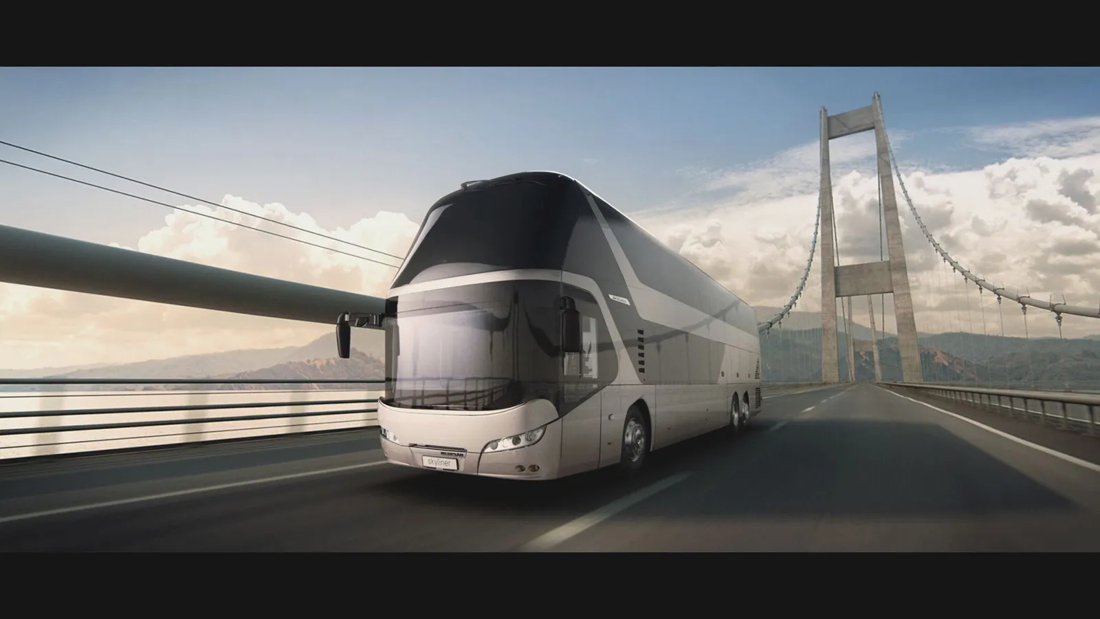 Neoplan-Reisebus in Silber auf einer Hängebrücke, Himmel mit Wolken