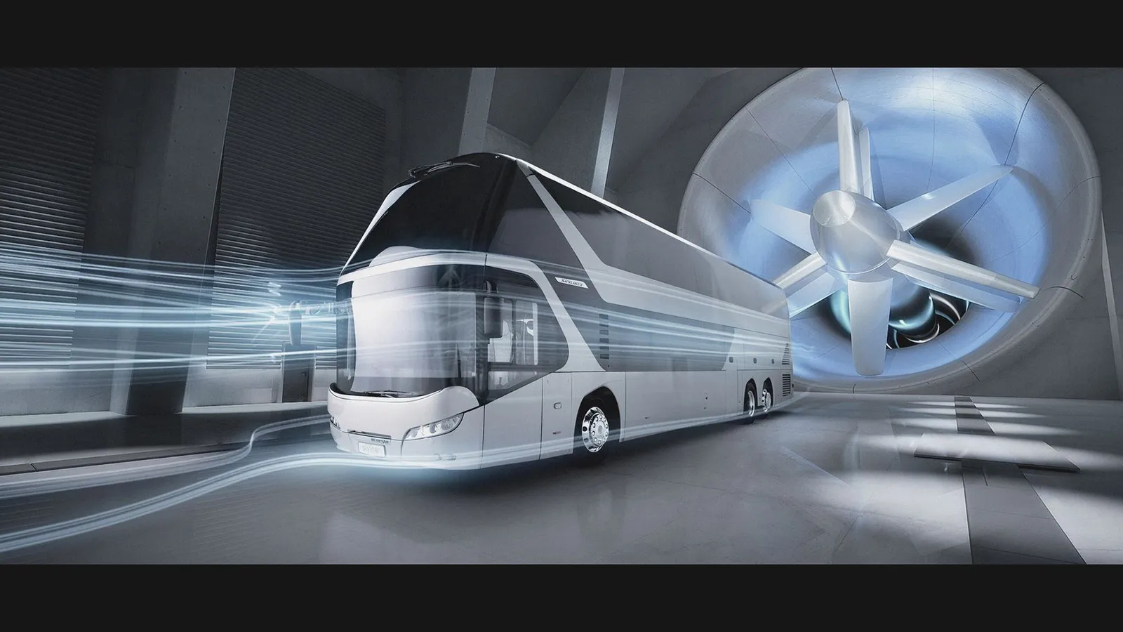 Neoplan-Reisebus vor einem großen Ventilator im Windkanal, blaue Luftlinien am Bus