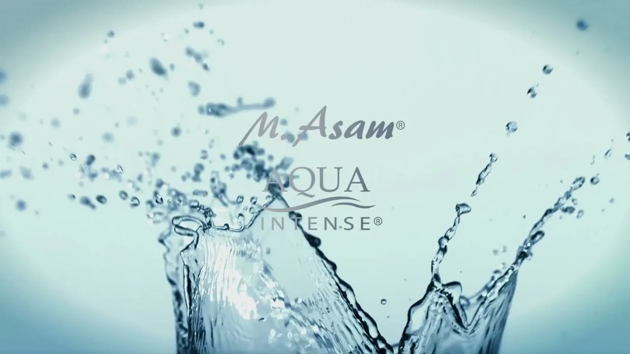 Wasser spritzt um den Schriftzug M. Asam Aqua Intense auf hellem Grund