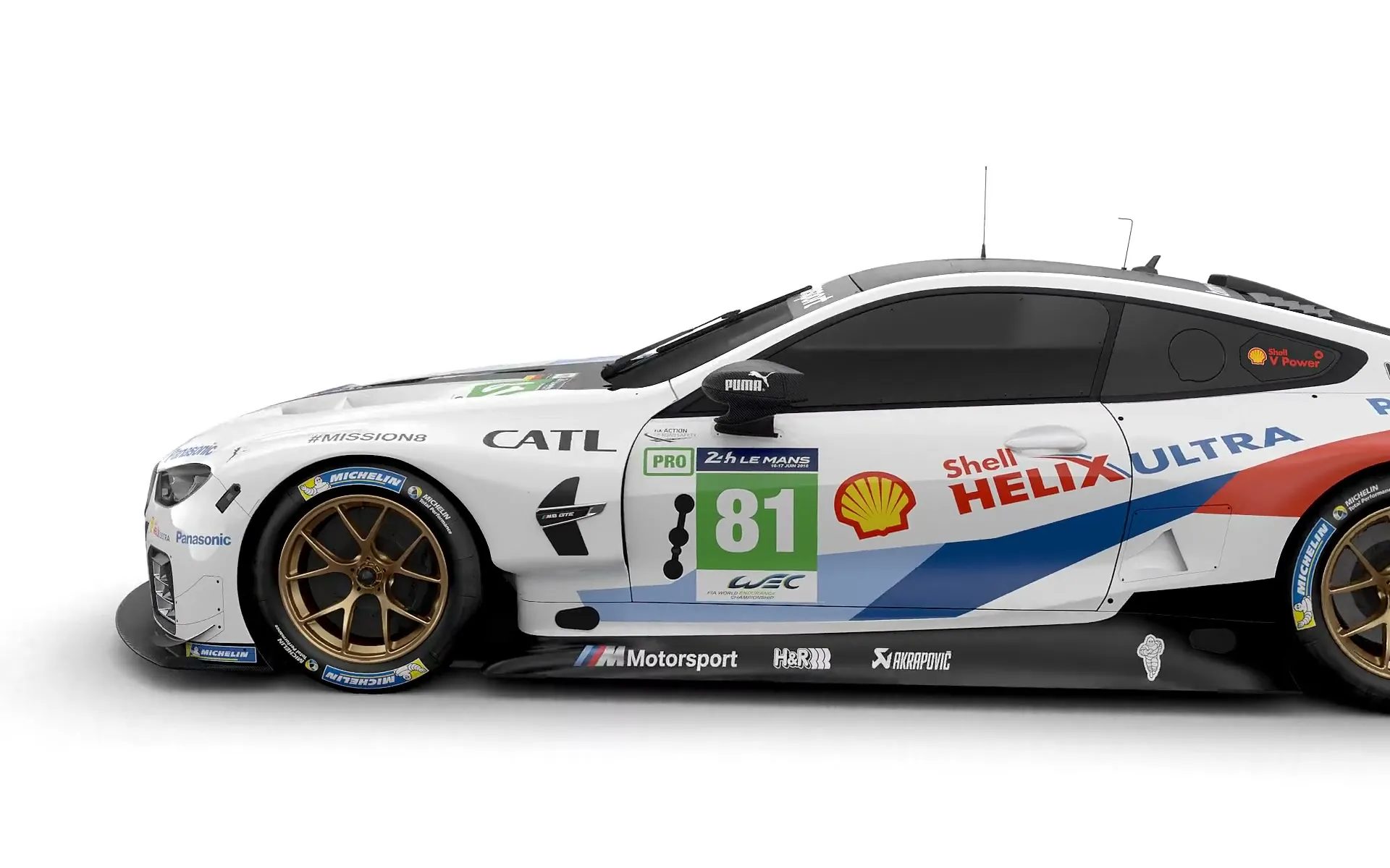 Weißer BMW-Rennwagen mit Startnummer 81 und Sponsorenaufklebern in der Seitenansicht vor weißem Grund