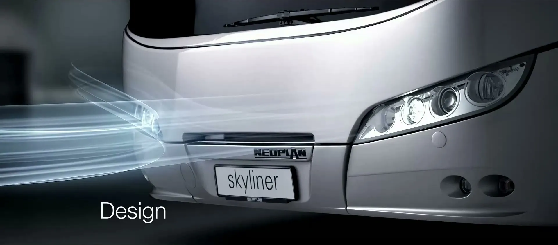 Frontpartie des Neoplan Skyliner in Silber mit Scheinwerfern und Kennzeichen, Luftströme streichen an der Karosserie entlang, links unten der Schriftzug Design