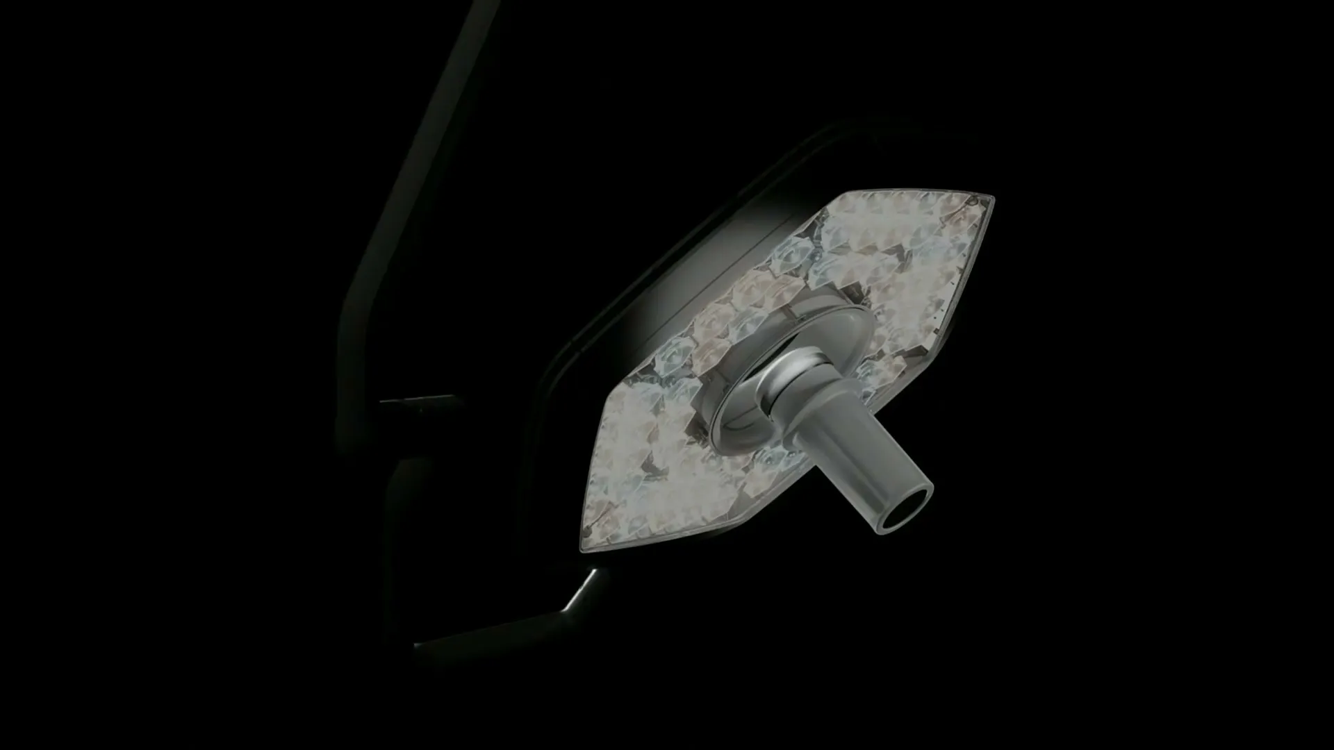 OP-Leuchte im Dunkeln, der Leuchtenkopf schwenkt schräg ins Bild, die LEDs beginnen zu leuchten