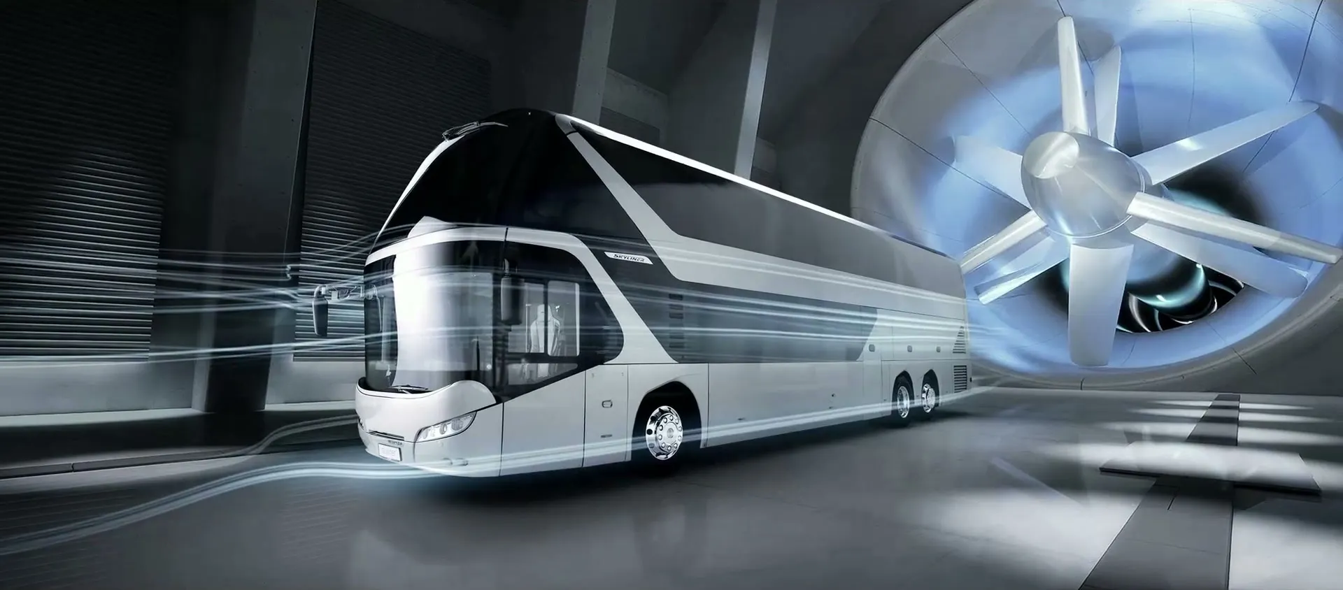 Neoplan Skyliner in der Windkanalhalle, helle Luftströme folgen der Karosserie, rechts ein großer Ventilator