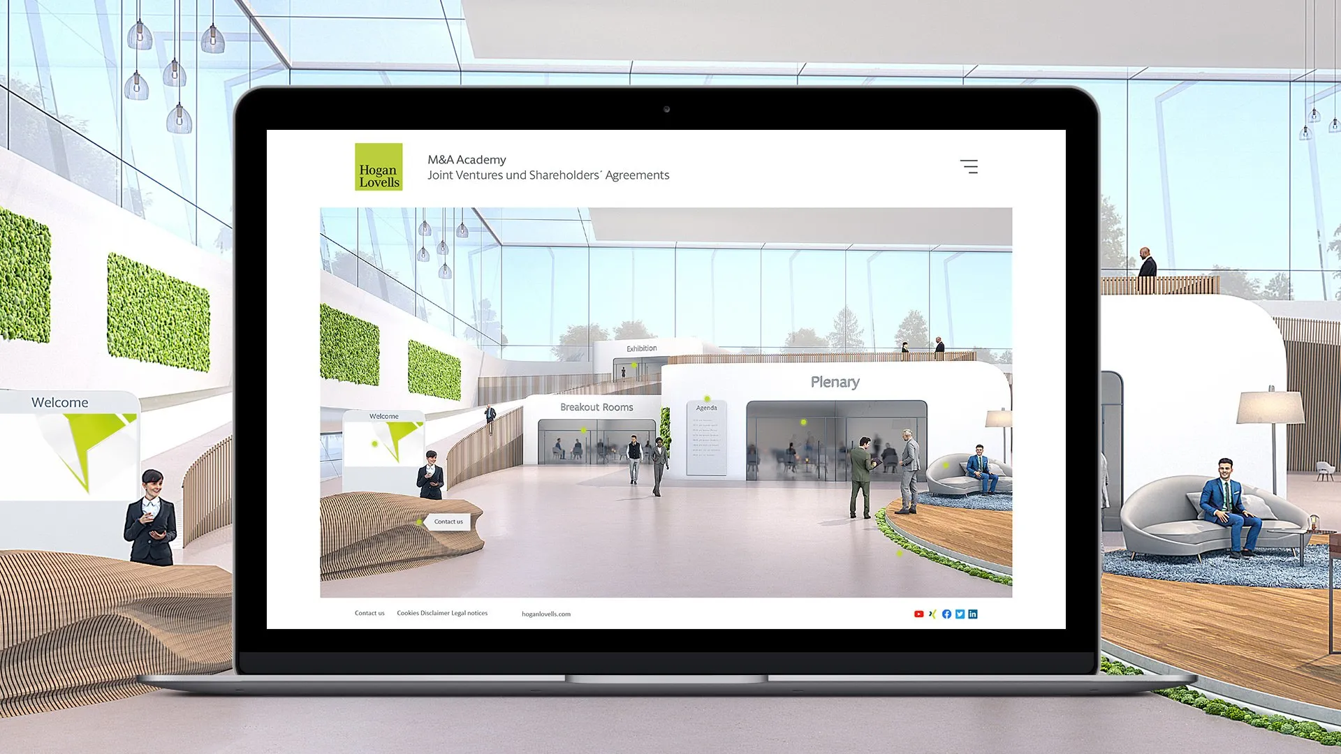 Laptop-Mockup vor einem Hintergrundfoto der virtuellen Eventlobby zeigt auf dem Bildschirm dieselbe Lobby mit Empfangsbereich, Zugang zum Plenarsaal und einer Lounge, mehrere Personen-Avatare darin