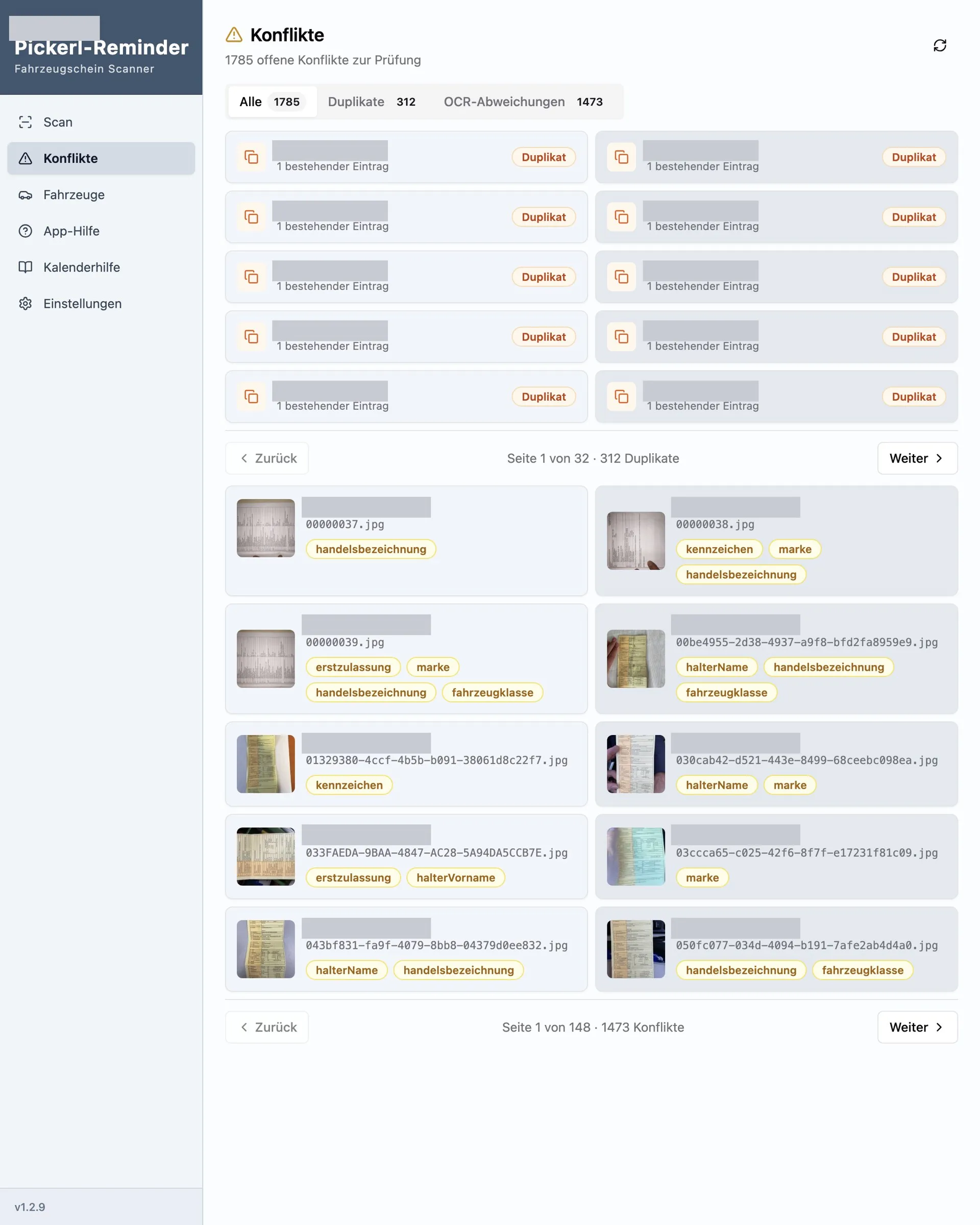 Die Konfliktliste der App mit der Zahl offener Konflikte und Reitern für Duplikate und OCR-Abweichungen, darunter eine paginierte Liste mit Dokument-Miniaturen, Dateinamen und den betroffenen Feldern als Schlagworte, personenbezogene Felder abgedeckt