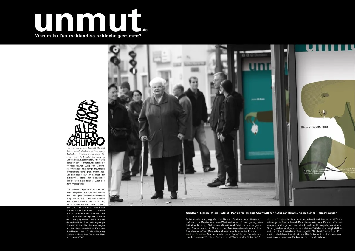 Doppelseite eines fiktiven Magazins „unmut.de“ mit der Überschrift „Warum ist Deutschland so schlecht gestimmt?“ und der gestapelten Zeile „Kopf hoch, alles halb so schlimm“; rechts ein Schwarz-Weiß-Straßenfoto mit einer älteren Frau an Gehstützen vor einer Bushaltestellen-Vitrine, auf der das Plakat „BH und Slip 35 Euro“ zu sehen ist, im Hintergrund unscharfe Passanten